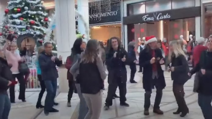2020 년 11월 21일 Place Rosemere 쇼핑몰에서 마스크없이 춤을 추고 사회적으로 거리를 두지 않는 사람들 (비디오 소스: C'est normal au Québec 유튜브 채널)