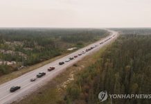 캐나다 역대급 산불…10년치 7배 태우고 17만명 ‘엑소더스’