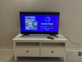 Insignia 43인치 LED TV + TV 선반장 및 전용 액세서리 일괄 ($100)