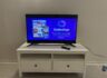 Insignia 43인치 LED TV + TV 선반장 및 전용 액세서리 일괄 ($100)